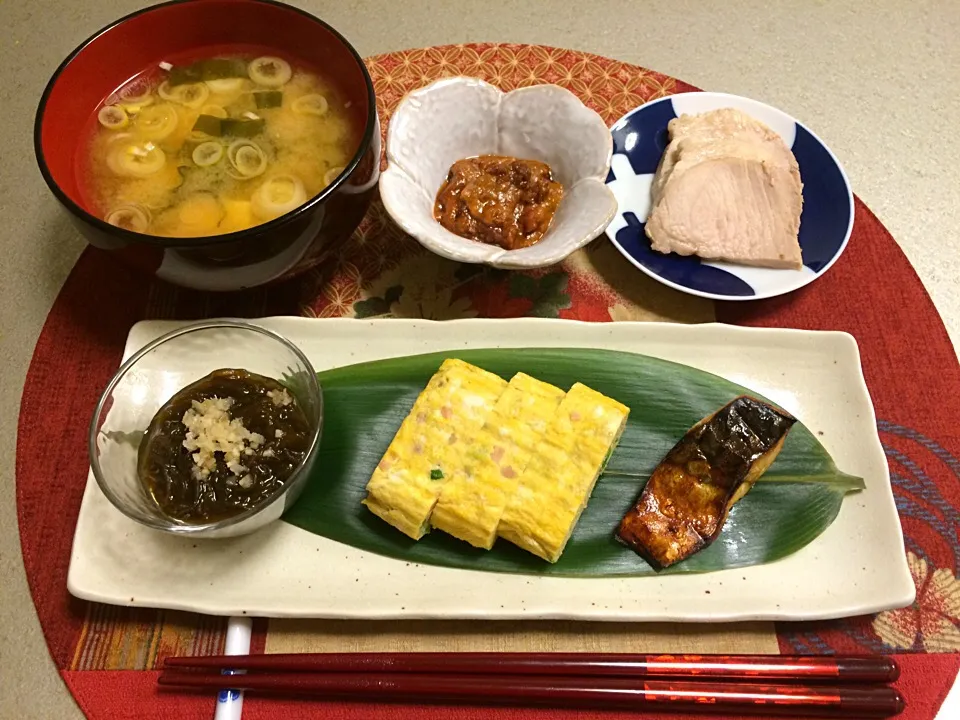 塩もずく 鯖の塩焼き 出汁巻き卵 イカのゴロ焼き 塩豚 味噌汁|Mika  Suzukiさん