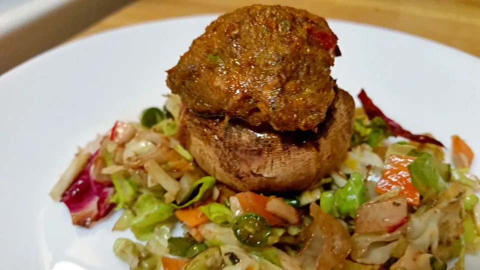 Spiced pork stuffed bake mushroom on a chopped salad.|CherylAnn Wheelerさん