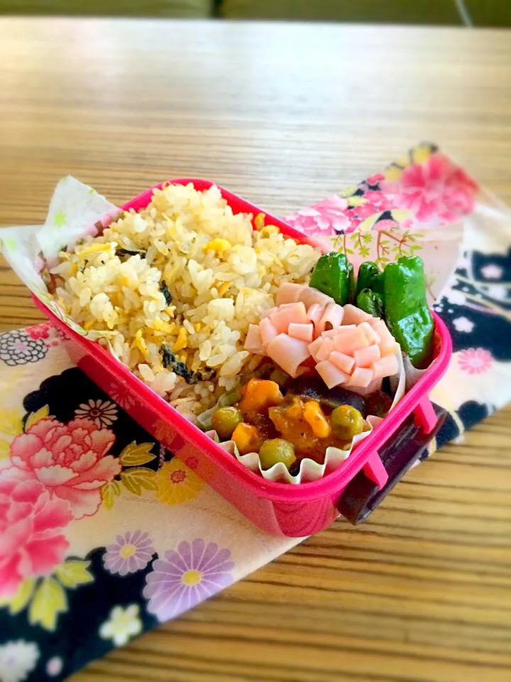 Snapdishの料理写真:＊お弁当＊ じゃこと海苔と卵の炒飯 昨日のラタトゥイユもどき ししとう炒め ハム|pinoyamaさん