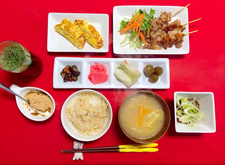 朝ごはんは勝負飯^o^はみちゃん定食❗️朝から焼肉パワー付けました（笑）野菜入り卵焼き、青じそたっぷりの納豆、漬け物盛合せ、はちみつ黒豆きな粉ヨーグルト、青汁、玄米ご飯に味噌汁^_^朝ごはんしっかり食べてパワフルはみちゃんスタートしてまーす^_^では皆さん今日も素敵な一日を過ごしましょうね^_−☆行ってらっしゃーい^_|はみちゃんさん