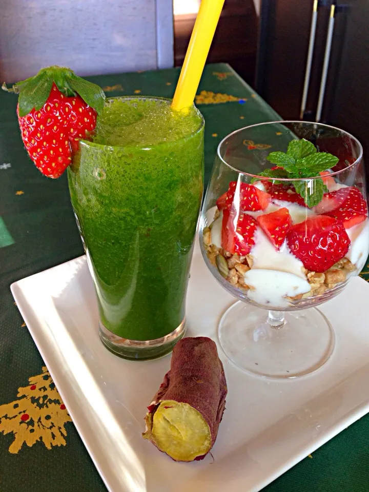 Snapdishの料理写真:Green smoothie & fruit granola yoghurt|viviさん