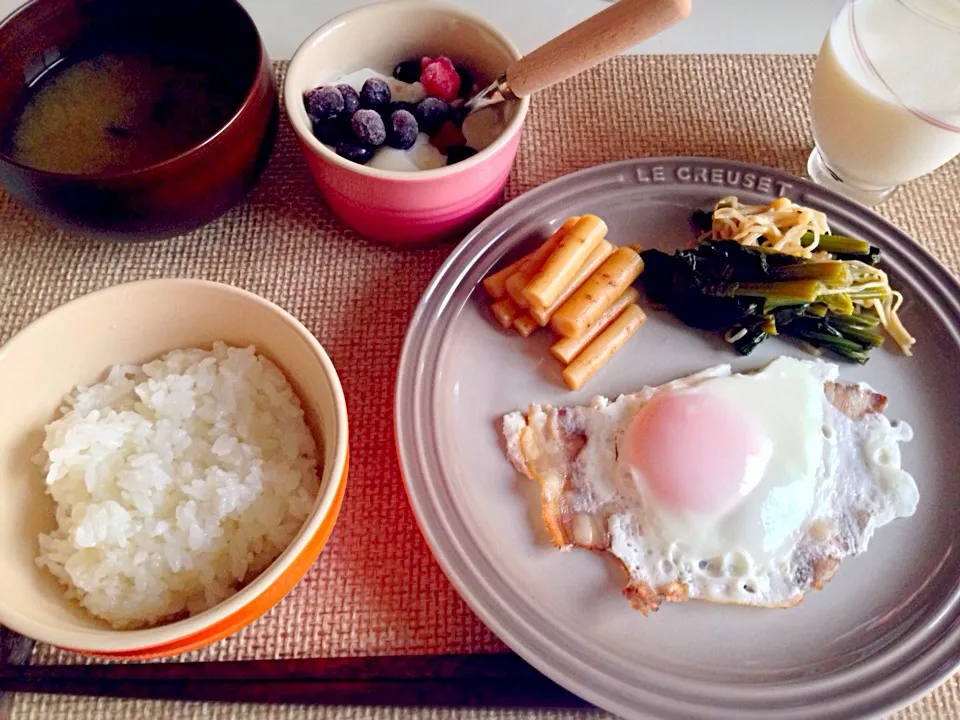 ベーコンエッグ ほうれん草とえのきのお浸し ごぼうの漬物 しじみの味噌汁 ヨーグルト 牛乳|にゃろめさん