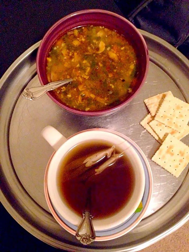 Vegetable soup, crackers and green tea for dinner|nadia issaさん