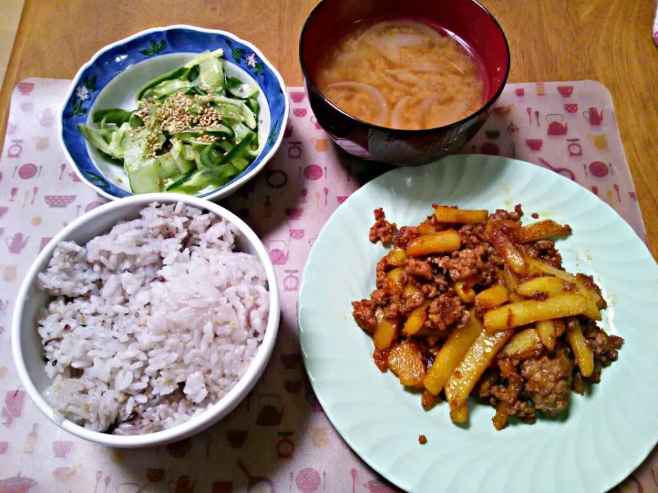 11月２７日 じゃがいもとひき肉のケチャップ醤油炒め きゅうりのナムル 玉ねぎのお味噌汁|いもこ。さん