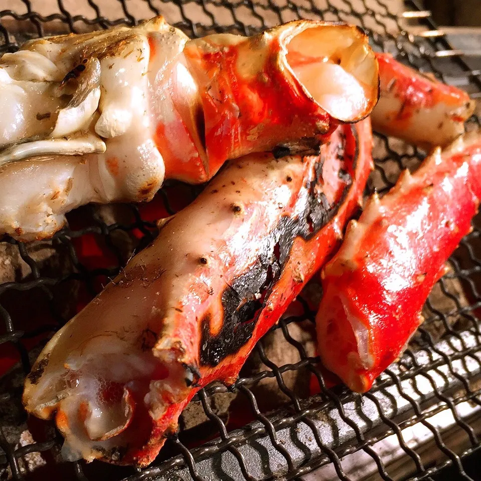 焼きたらば蟹
Grilled Alaskan king crab
たらば蟹を生から炭火で焼いて
すだちをちょいと…|Yogiさん