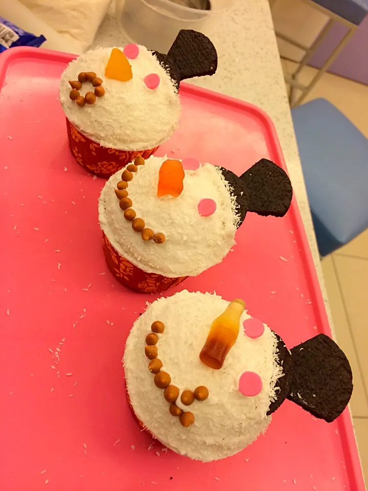 Celebrate Xmas with these little Santa cupcakes!|김지희さん