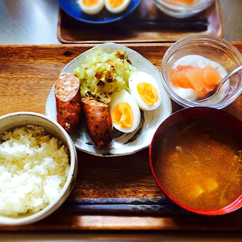 Snapdishの料理写真:ごはん、ゆで卵・ソーセージ＆キャベツのソテー、お味噌汁、リンゴのコンポート＆ヨーグルト|charさん