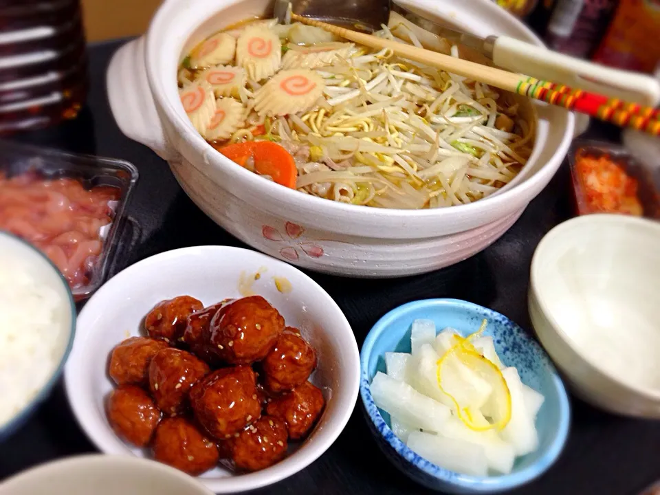 今日の晩ご飯は、野菜たっぷり煮込みラーメンしょうゆ味、甘酢鶏だんご、ゆず大根、いかの塩辛、白菜キムチ。|ゆえさん