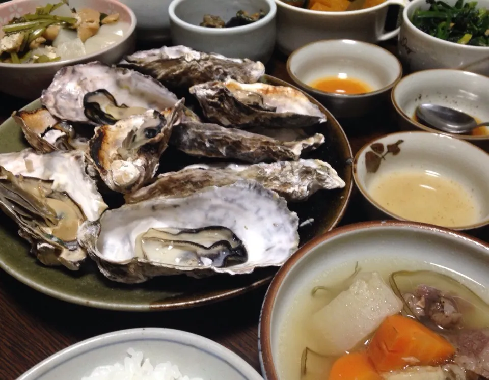 晩ごはん  焼き牡蠣と牛すじの塩煮込み スープも飲めるよ|ぽんたさん