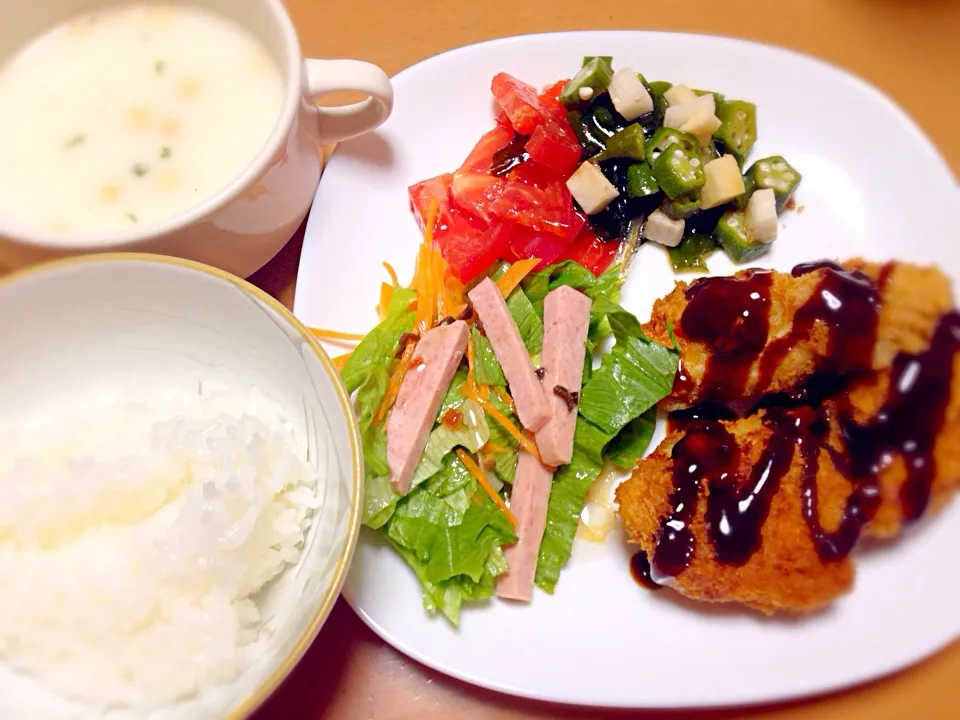 Snapdishの料理写真:12/1  チキンカツ定食|きよちゃんさん