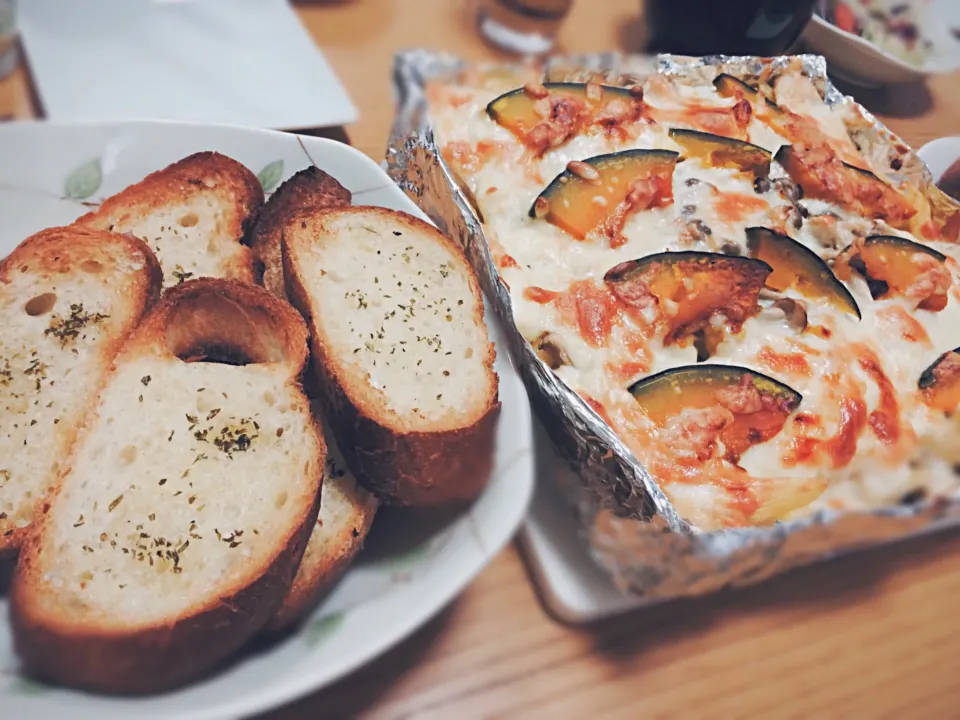 Snapdishの料理写真:Pumpkin Mashroom Lasagne and Garlic toast|eさん