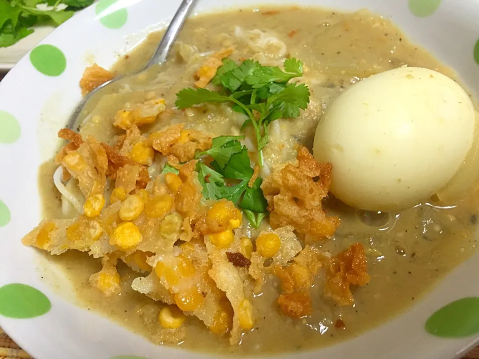 Rice noodle with fish soup, crispy & egg topping|Moe Moe Thandarさん