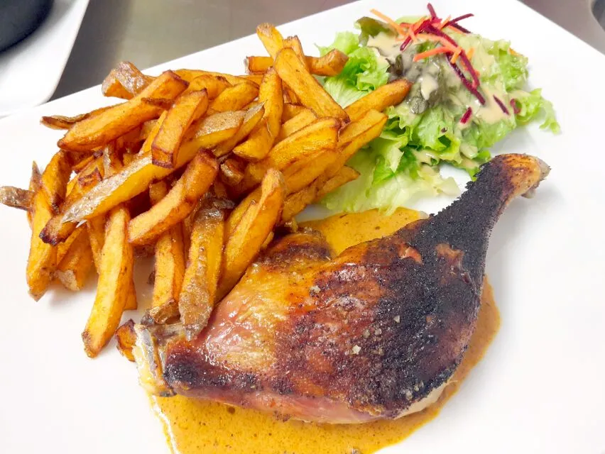 Snapdishの料理写真:Cuisse de canard rôti et frites maison....|NoLa Chtbさん