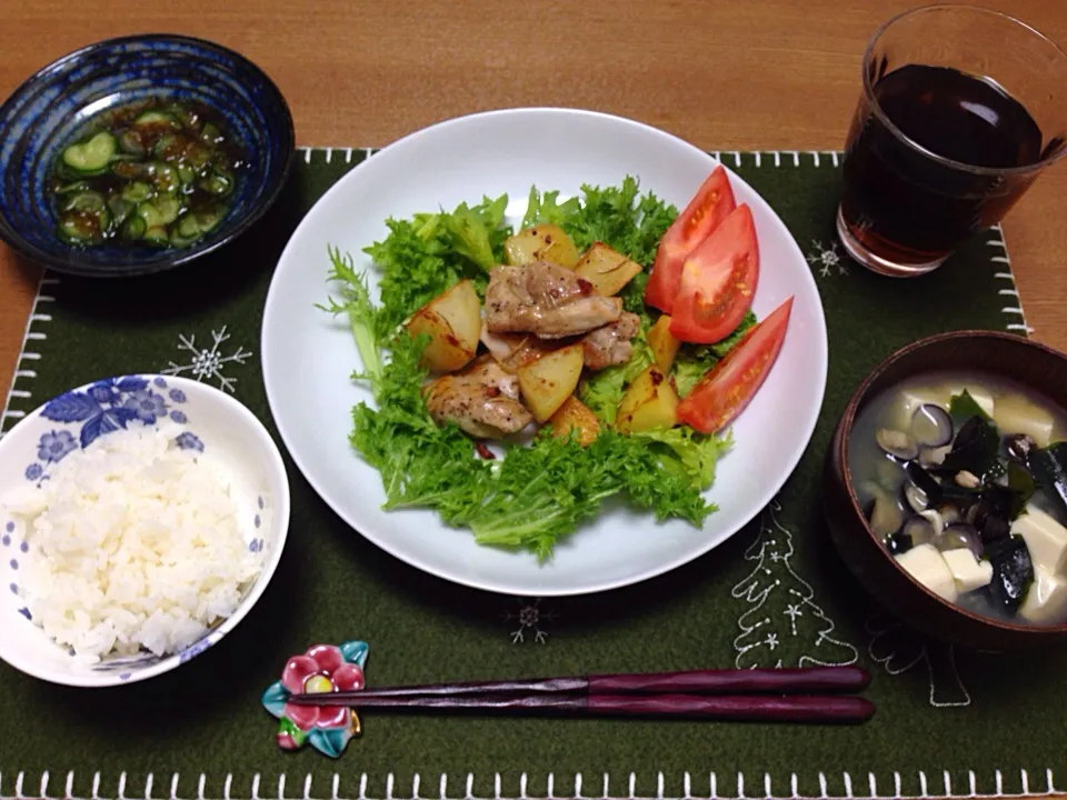 鶏肉ジャガイモ香草焼き☆もずくワカメ☆お味噌汁☆|Milfeliceさん