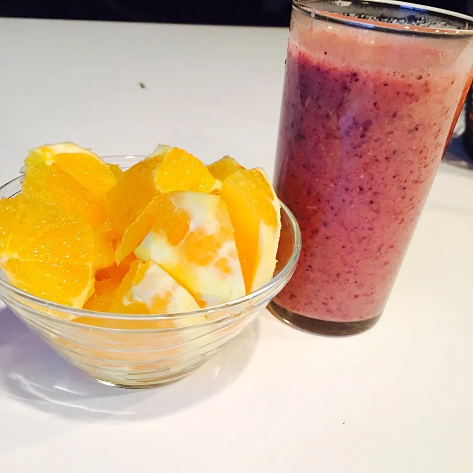 Berry smoothie with oranges|victoria valerioさん