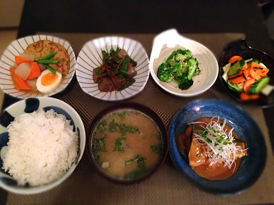 鯖の味噌煮、ガンモドキの煮物、こんにゃくとピーマンの炒り煮、ブロッコリーのナムル、浅漬け、オクラと豆腐のお味噌汁|ayumiさん