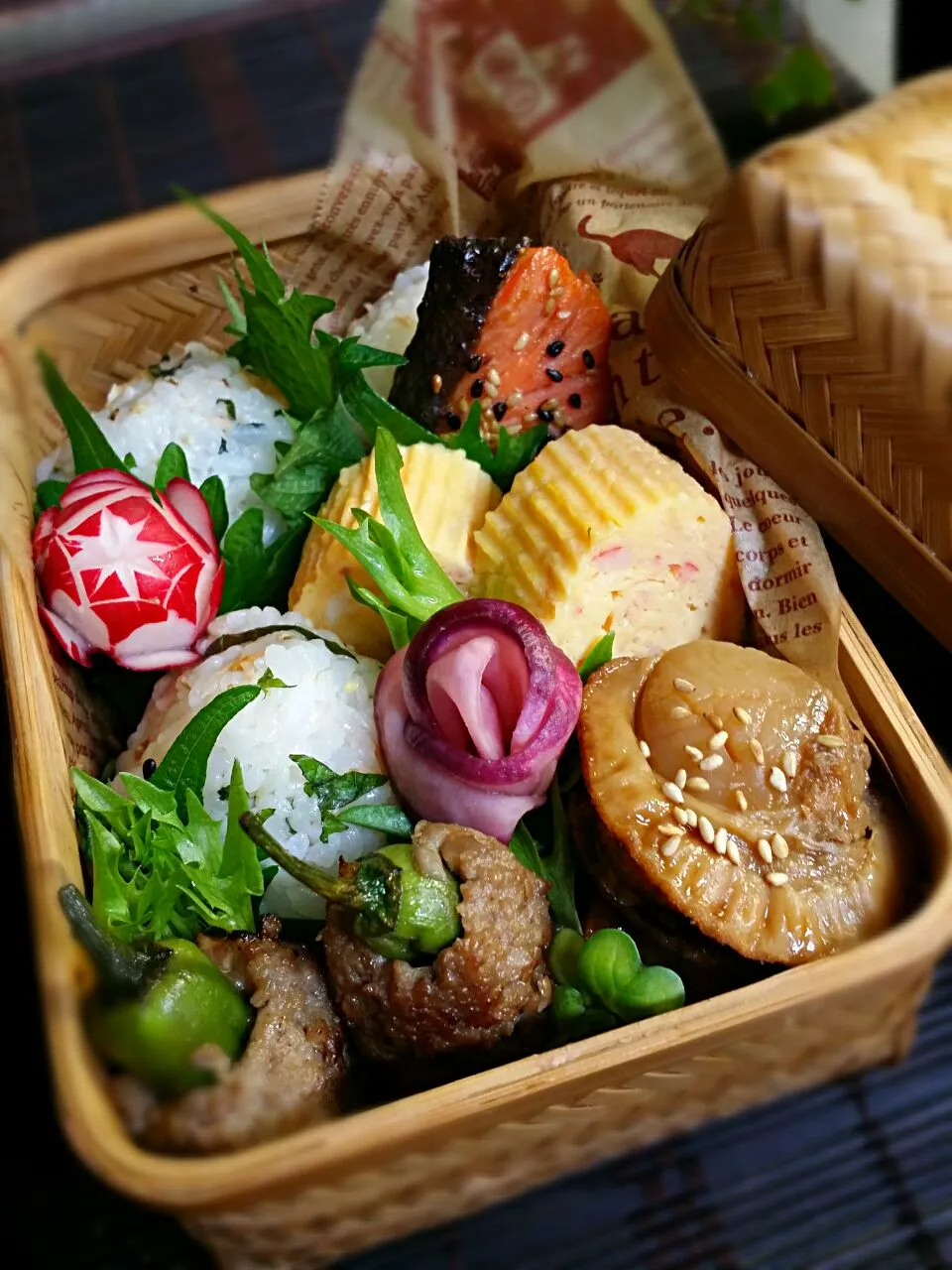 Snapdishの料理写真:《水曜日の籠弁当》🍱

・鮭フレーク、青じそ、白ゴマ入り🍙
・ししとう肉巻き～
・カニカマ入りだし巻き玉子
・赤カブの漬物
・ホタテの甘辛煮

行ってらっしゃ～い♡|藤田 まり子さん