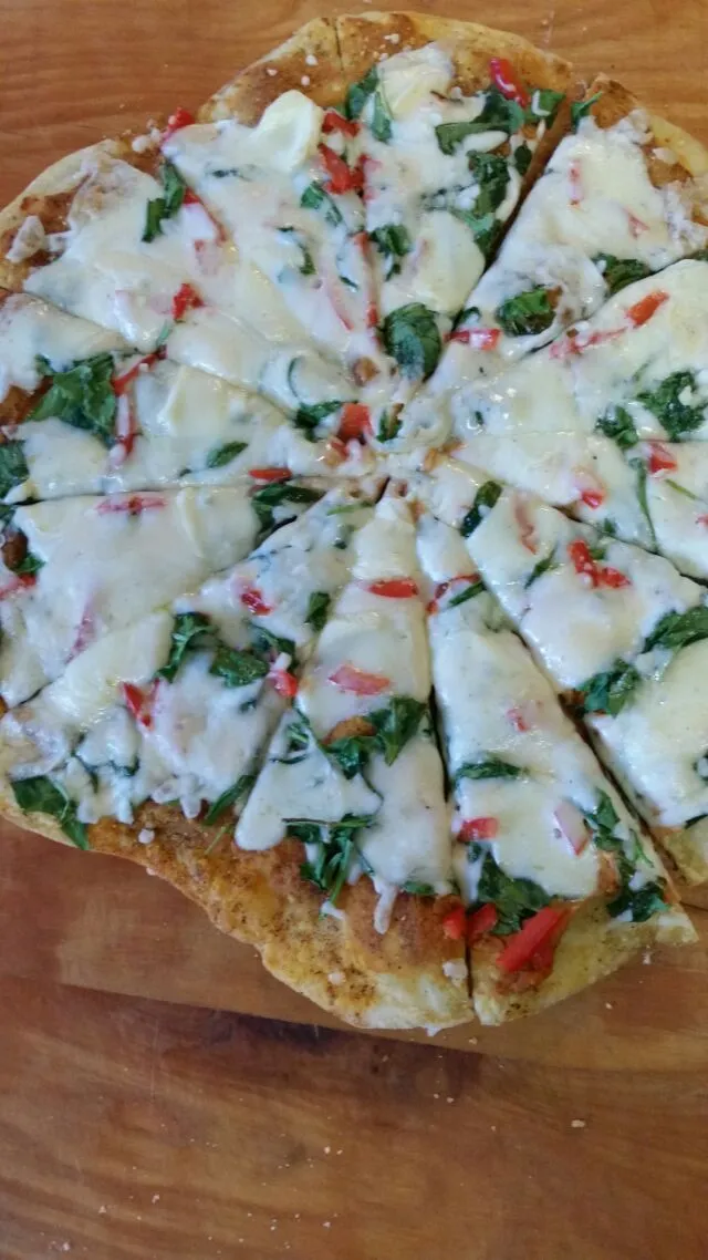 Perogis dough spinach and red pepper pizza.|CherylAnn Wheelerさん