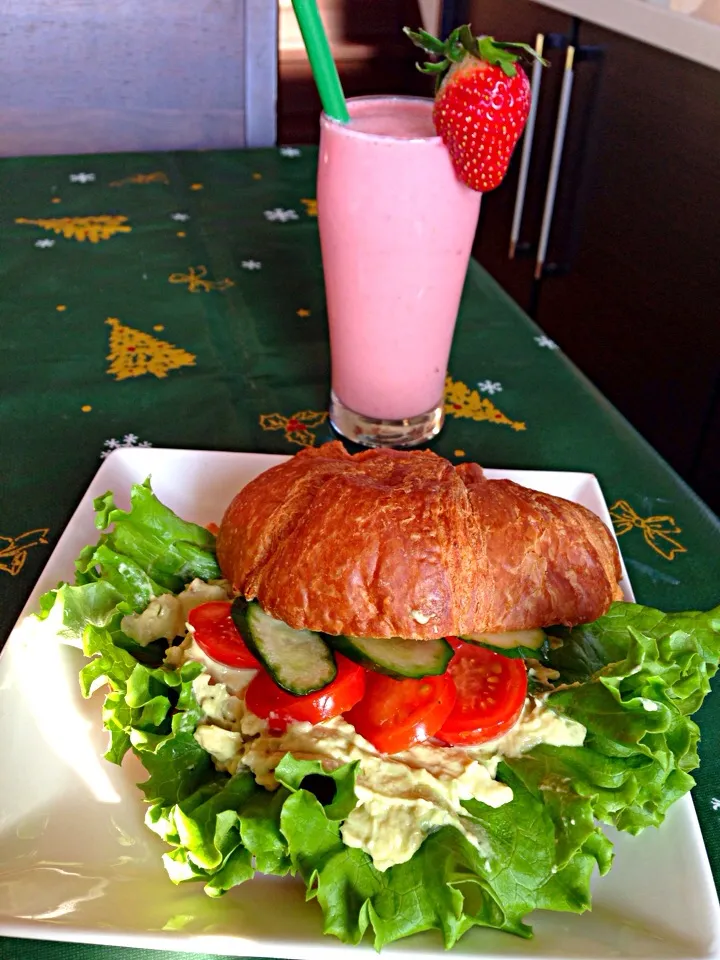 Strawberry smoothie +avocado croissant sandwich|viviさん