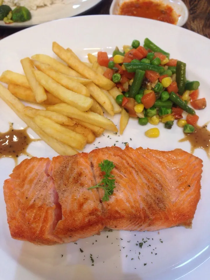 Snapdishの料理写真:Salmon Steak|Indah Levieさん