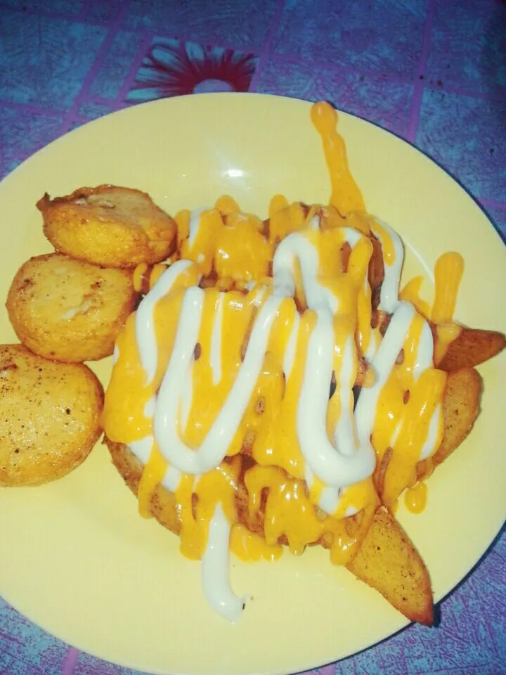 Cheesy Potato Wedges with side of fishcake.|Nura Hazさん