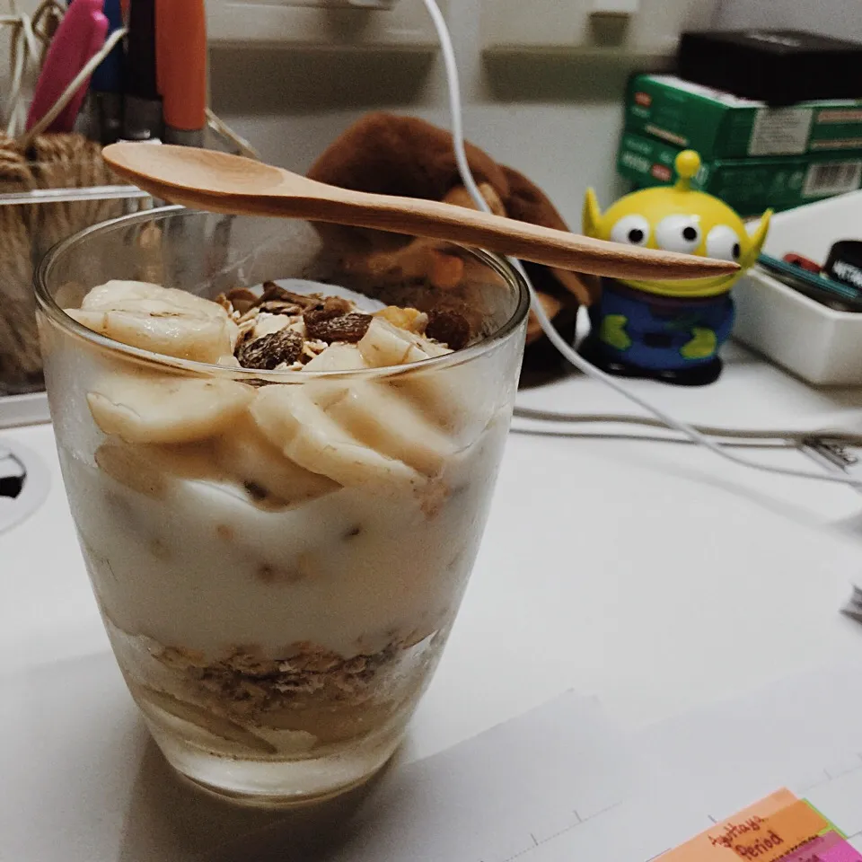 Homemade Yogurt with Granola and Banana|nattaugustさん