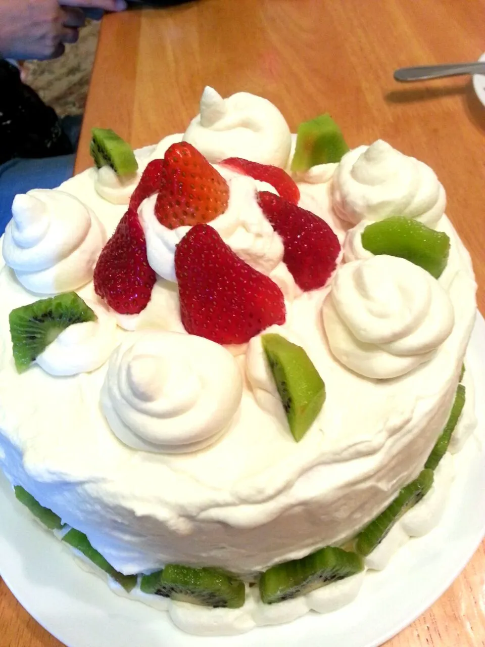 birthday cake with whipped cream and fresh fruits|Judy Kimさん