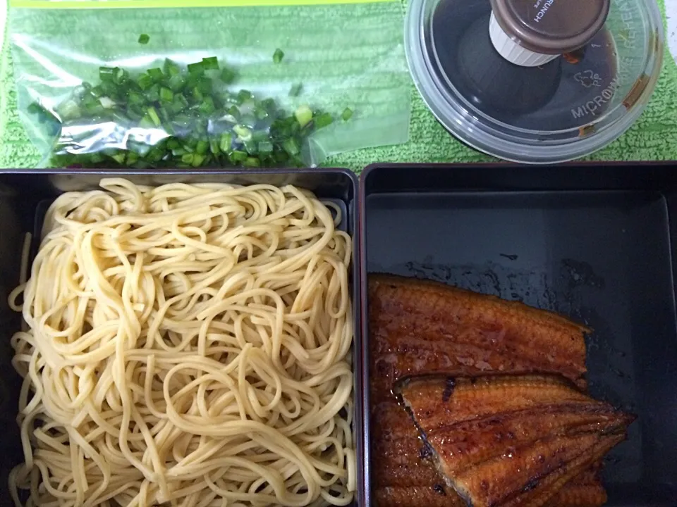 Packing dinner al desko: yuzu soba and unagi|Ong Sor Fernさん