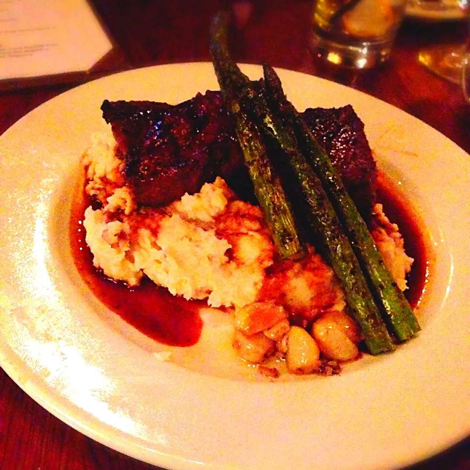 Angus sirloin medallions with smoked paprika rub, asparagus, garlic whipped potatoes. from "Tosca" Hingham, Massachusetts.|Kompeito_cooksさん