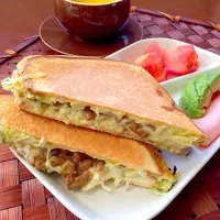 Pesce0414's Hotsandwich of Cheese eggs cabbage Natto😋shikanoさんのとろ〜り過ぎる納豆ﾁｰｽﾞ卵ｷｬﾍﾞﾂのﾎｯﾄｻﾝﾄﾞ❗