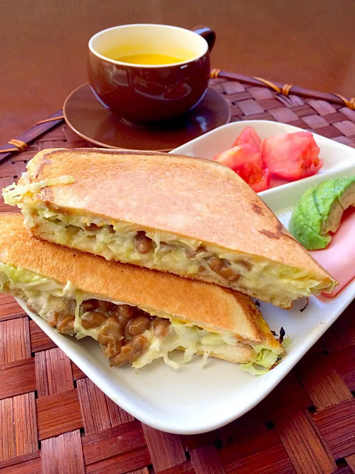 Pesce0414's Hotsandwich of Cheese eggs cabbage Natto😋shikanoさんのとろ〜り過ぎる納豆ﾁｰｽﾞ卵ｷｬﾍﾞﾂのﾎｯﾄｻﾝﾄﾞ❗|🌈Ami🍻さん