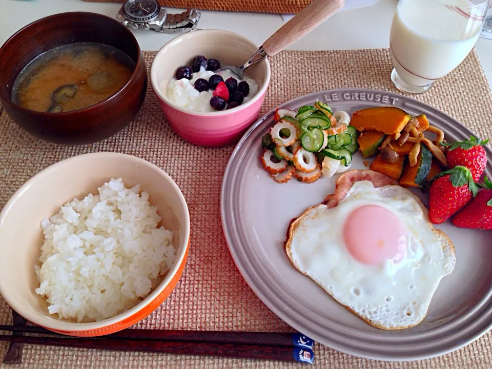 ハムエッグ 胡瓜とちくわの酢の物 かぼちゃとしめじのガーリックソテー 茄子の胡麻味噌汁 ヨーグルト 牛乳|にゃろめさん