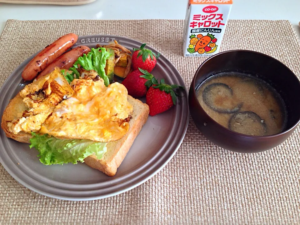 Snapdishの料理写真:卵トースト ウインナー かぼちゃとしめじのガーリックソテー 茄子の胡麻味噌汁 イチゴ|にゃろめさん