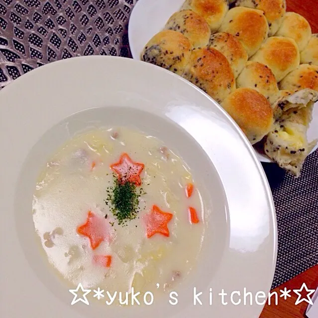 今夜はクリームシチュー&黒ごまチーズちぎりパン|☆*yuko's kitchen*☆さん