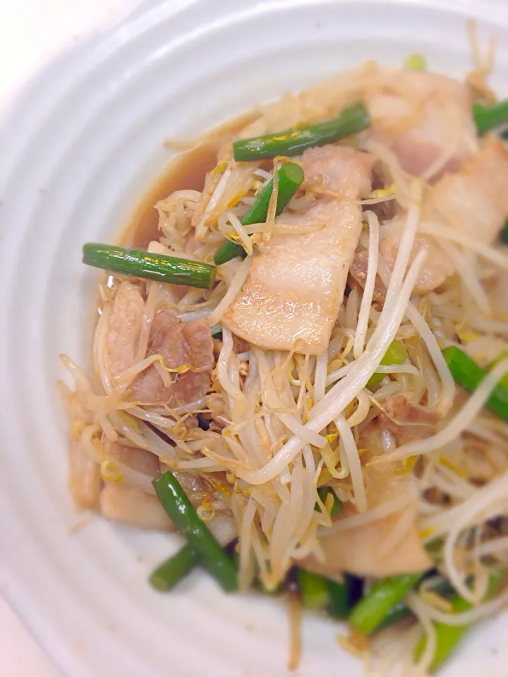 豚バラ肉とニンニクの芽のソテー🍴|しのてらさん