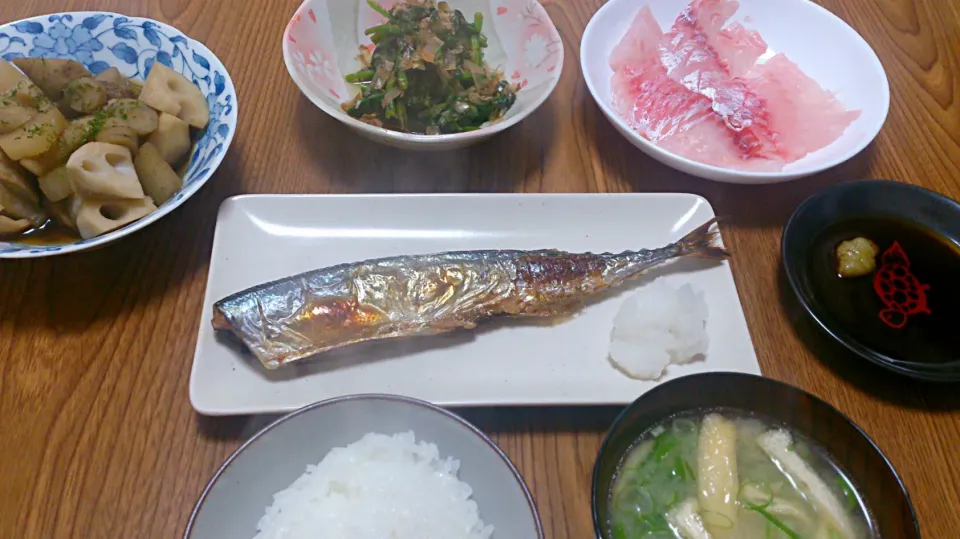 Snapdishの料理写真:・秋刀魚の塩焼き
・鯛のお刺身
・根菜煮
・ほうれん草の酢の物
・鯛アラ出汁の味噌汁|ようかんさん