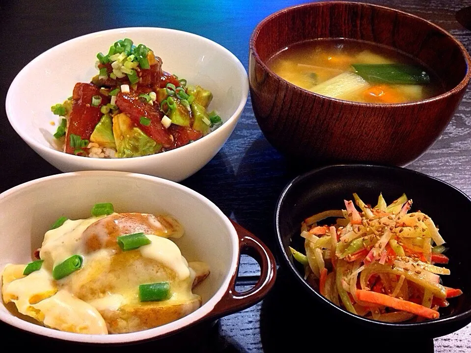 ⭐️マグロとアボカドのユッケ丼 ⭐️かぼちゃと焼きネギの味噌汁 ⭐️ブロッコリーの茎と赤大根のサラダ ⭐️じゃがいものラクレット|よっちぃさん