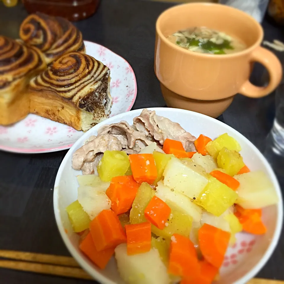 Snapdishの料理写真:今日の晩ご飯は、チョコロールデニッシュ、豚肉と野菜の蒸しサラダ、きのこスープ。|ゆえさん