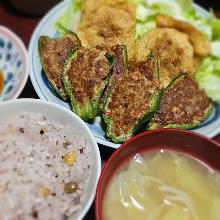 ピーマンと油揚げのひき肉詰焼き＆キャベツと舞茸の味噌汁|ともえさん