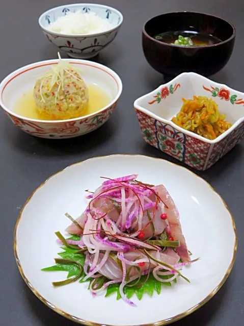 今晩は、昆布締めハマチの酢の物、ヤーコンのきんぴら、あん掛け ぶぶあられ鶏里芋饅頭、舞茸の味噌汁、ご飯

実家から貰って来たヤーコン。
最近健康野菜として注目のヤーコンは、フラクトオリゴー糖を最も多く含む野菜で、腸内のビフィズス菌を増やし、腸の機能を整えてくれます。
インカ帝国の時代から親しまれていたそうです。
あっ、|akazawa3さん