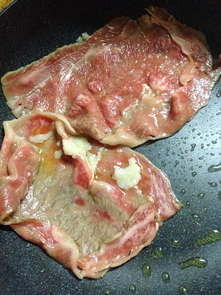 すき焼き用和牛肉をニンニクでシャーっと！ 私は白ワインで頂きますw|Minor.SSKさん