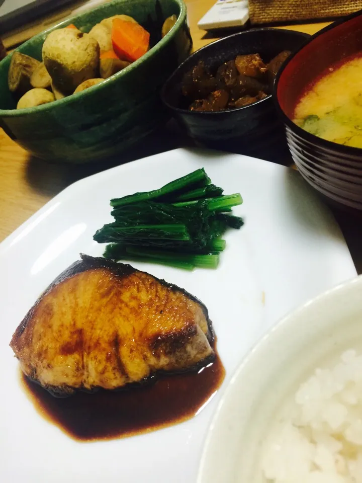 ブリの照り焼き、小松菜のお浸し、大根と油揚げの味噌汁、根菜の煮物、こんにゃくのピリ辛炒め|はしもさん