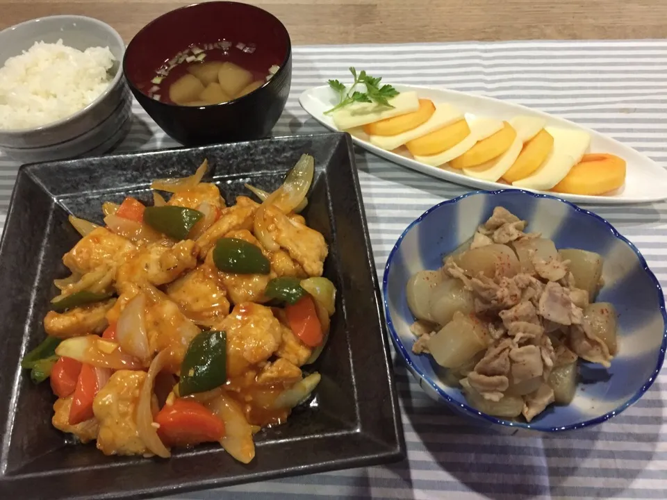 鶏胸肉で酢豚風・豚肉とコンニャクの甘辛煮・柿とモツッァレラのカプレーゼ・カブのすまし汁|まーままさん