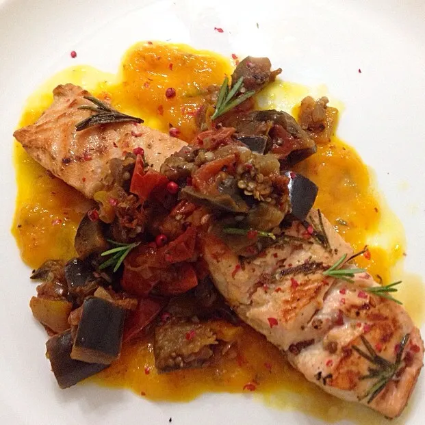 Grilled Salmon w/ spicy mango sauce and ratatouille|marcelabruggerさん