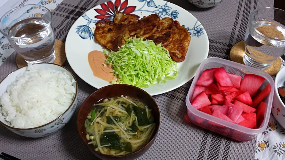 特製だれの豚肉しょうが焼き、ワカメとえのきのお味噌汁～♪|三宅章人  Akihito Miyakeさん