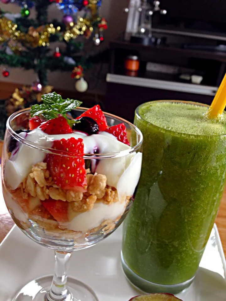 Green smoothie & fruit granola yoghurt|viviさん