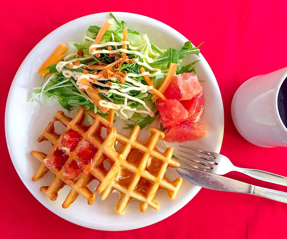 Snapdishの料理写真:昼ごはんはつなぎ飯^o^ホットケーキmixでワッフル焼きました^_^イチゴジャムとピーナッツバターGOOD（笑）|はみちゃんさん