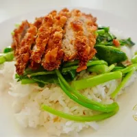 ข้าวคะน้าหมูทอด|BOJARUさん