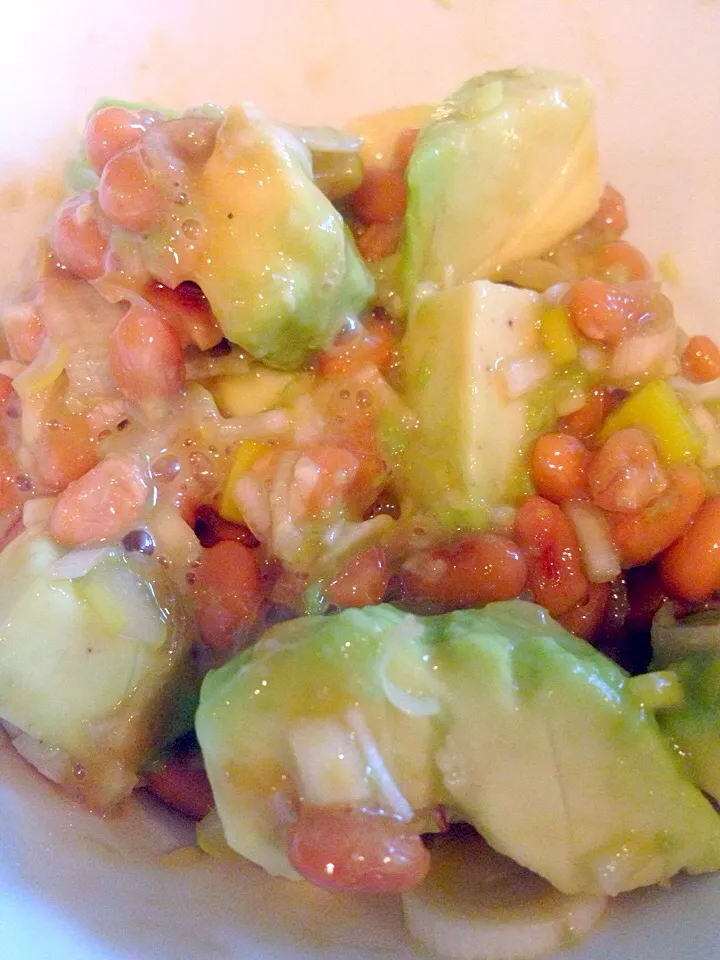 One of my favorite ways of eating avocado is with fermented soy beans :) 納豆アボカドlove！|Tanuさん