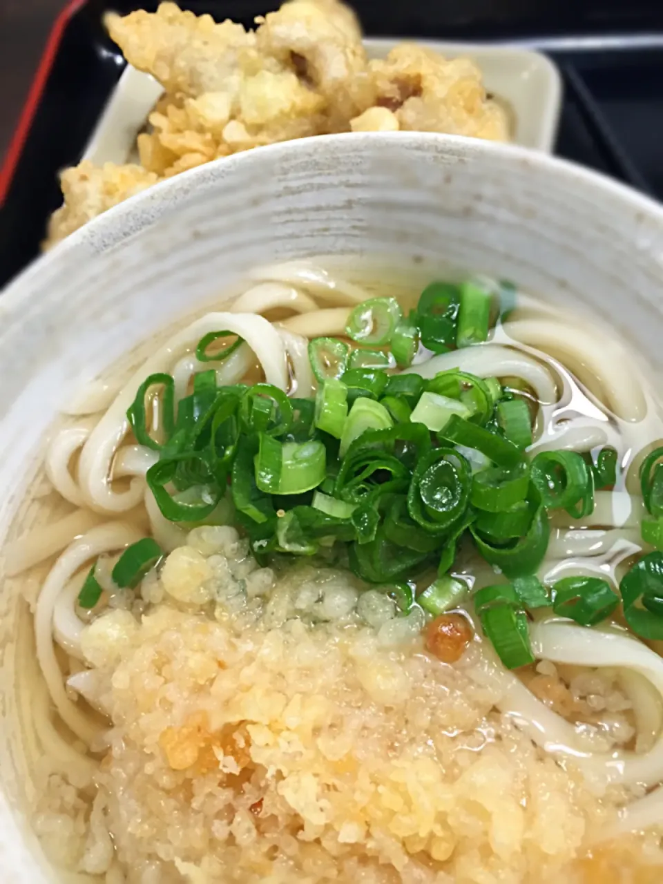 新橋でナンバーワンのコスパのうどん。かけに別盛り鳥天。|Tomyさん